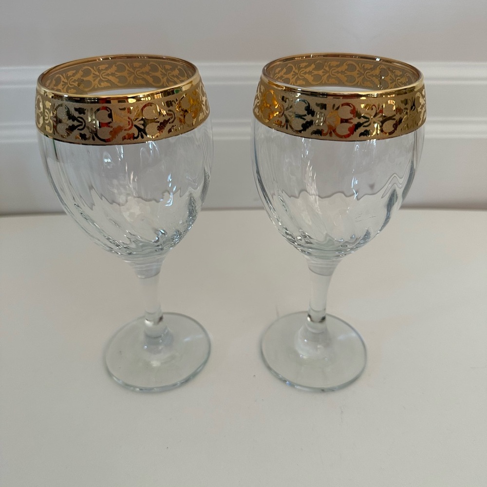 Elegant Gold Rimmed Wine Glass Set